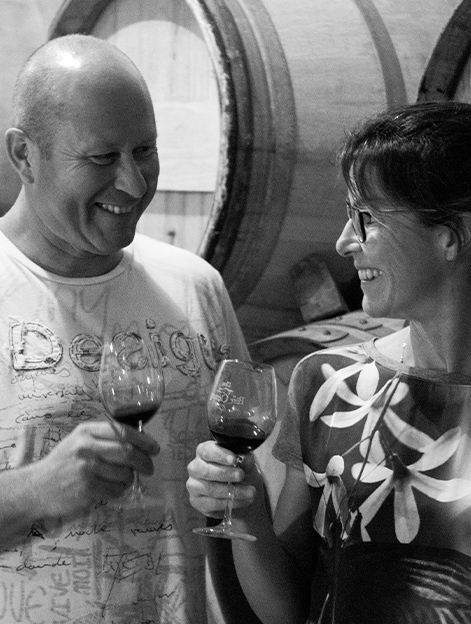 Couple buvant un verre de vin de Côtes-du-Rhône Villages Bio et AOC.